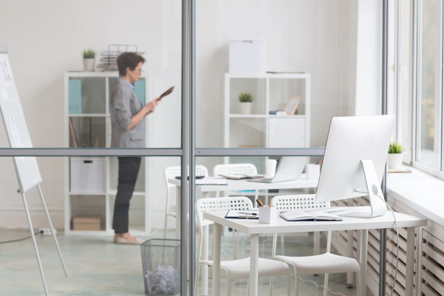 BUREAU AVEC UNE CLOISON MODULAIRE